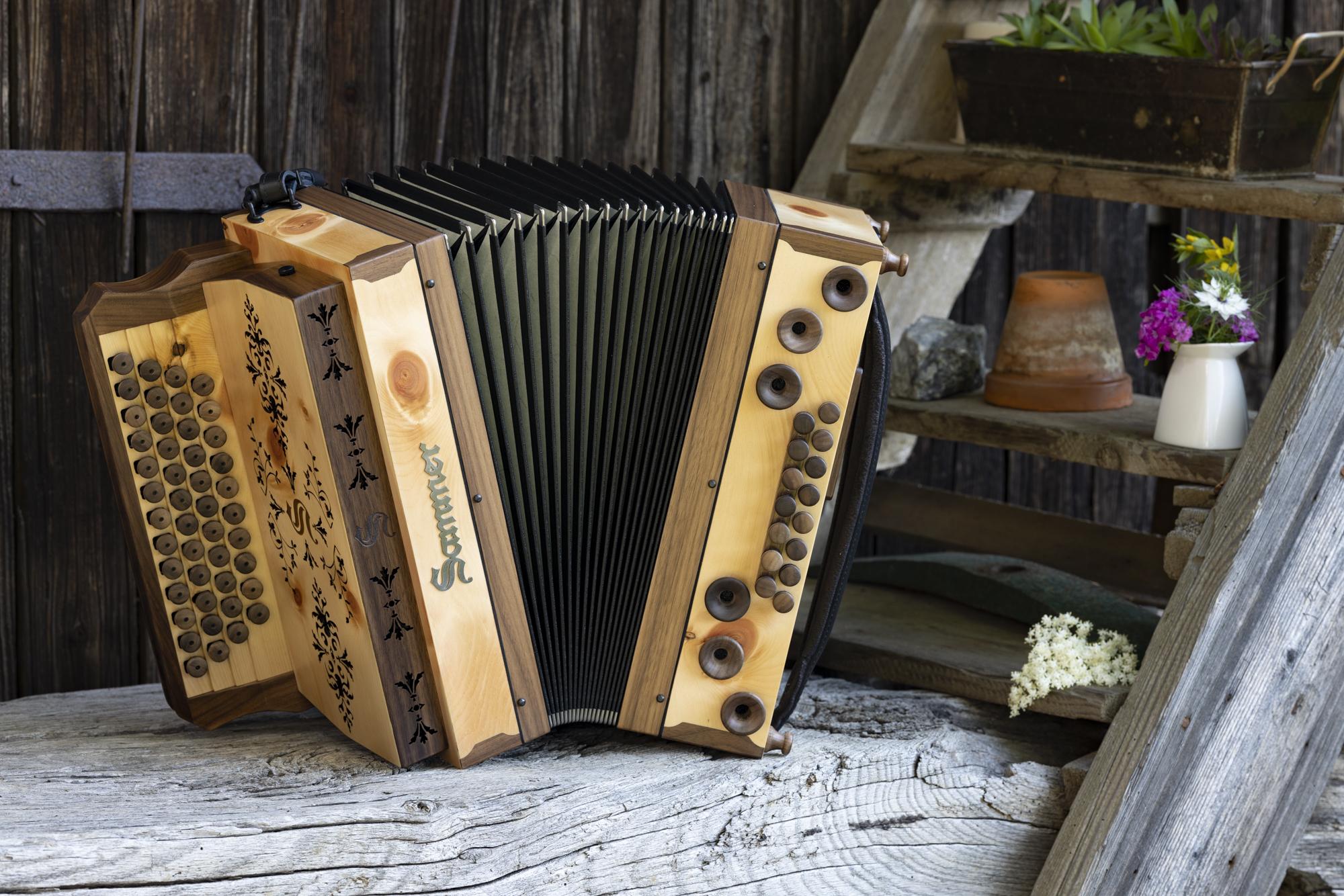 Grand Edelholz Zirbe schwarzer Balg von Sammer Harmonika