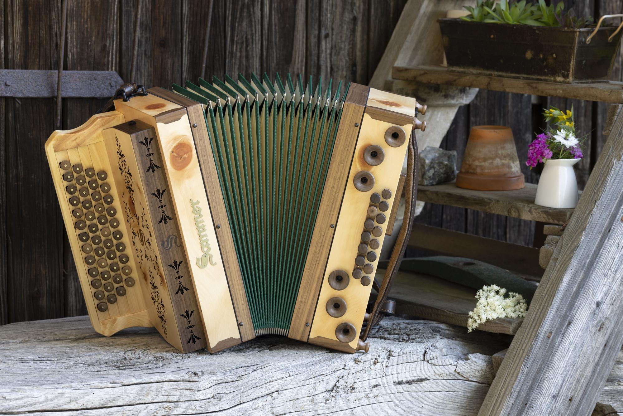 Grand Edelholz Zirbe grüner Balg von Sammer Harmonika