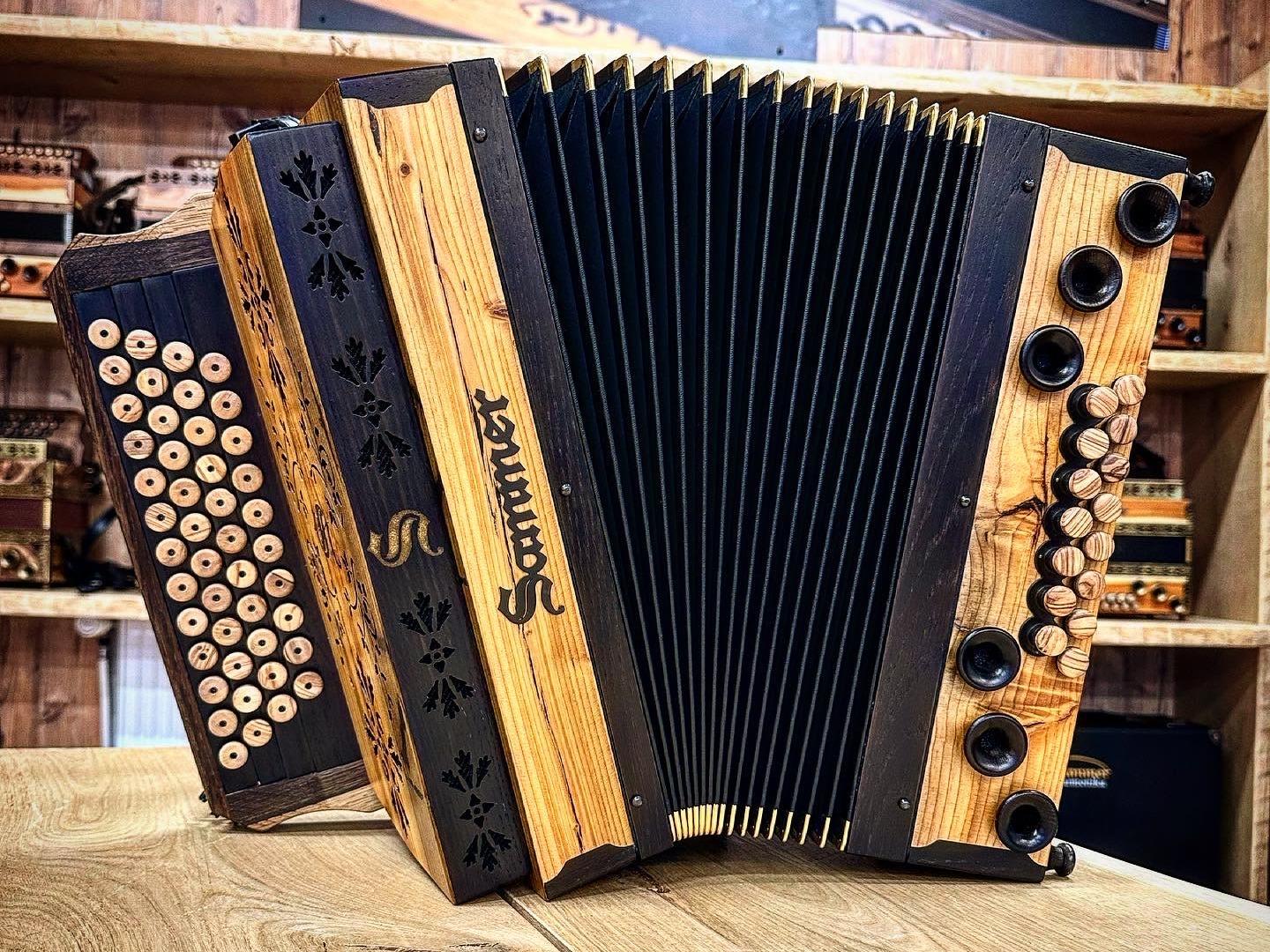 Grand Edelholz Fichte Antik/Räuchereiche von Sammer Harmonika