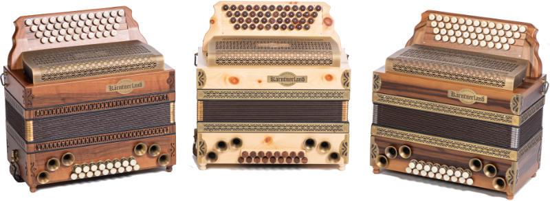 Drei Harmonikas